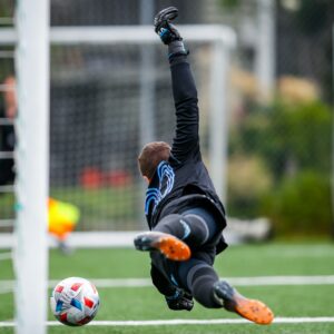 Jonge voetbalkeeper maakt een redding